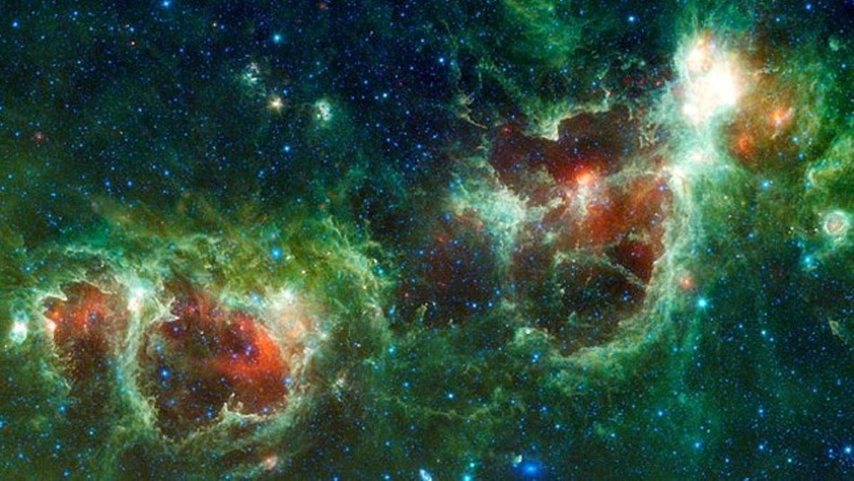 Imatge de la NASA en què es mostra la nebulosa Heart  and  Soul, enmig de la constel·lació de Casiopea ubicada a més de 6.000 anys llum de la terra.