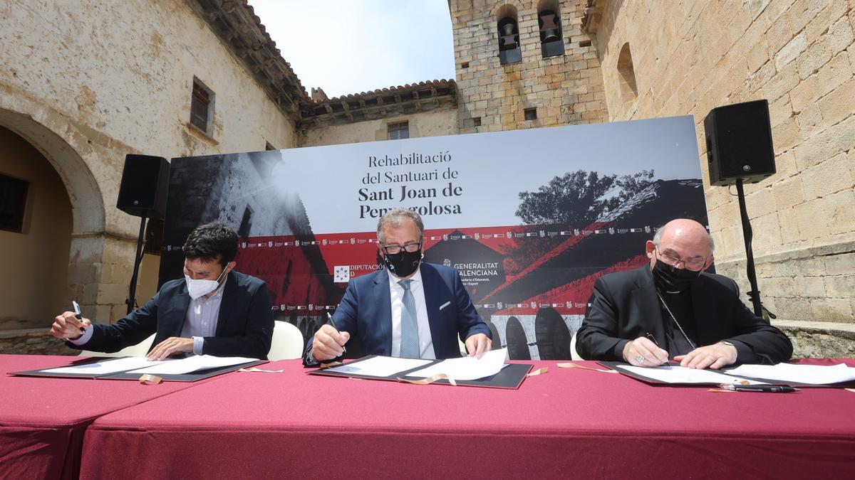 De izquierda a derecha, Vicent Marzà, José Martí y Casimiro López Llorente firman el convenio para rehabilitar el santuario de Sant Joan de Penyagolosa.