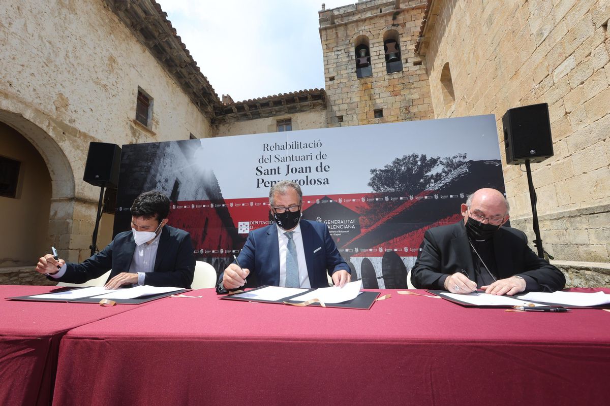 De izquierda a derecha, Vicent Marzà, José Martí y Casimiro López Llorente firman el convenio para rehabilitar el santuario de Sant Joan de Penyagolosa.