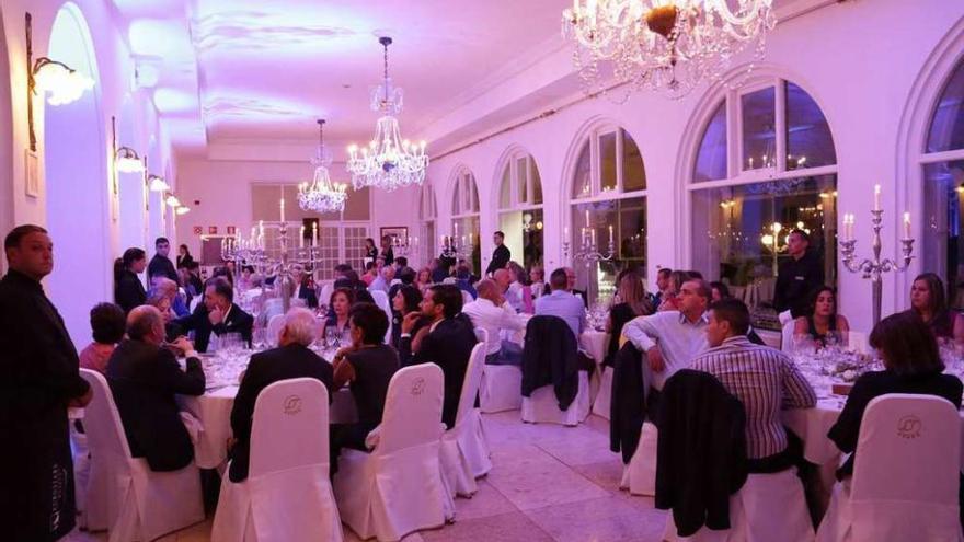 Una gala benéfica celebrada en el salón principal del Eurostars Gran Hotel La Toja. // Muñiz