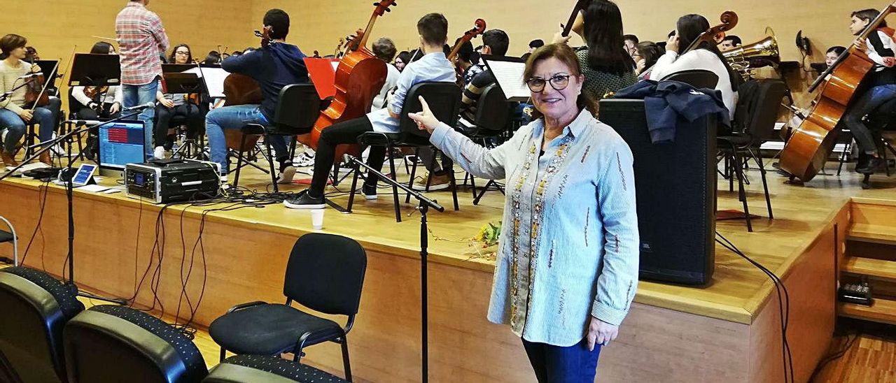 La escritora Fina Casalderrey y los jóvenes músicos durante la grabación.   | // N. B