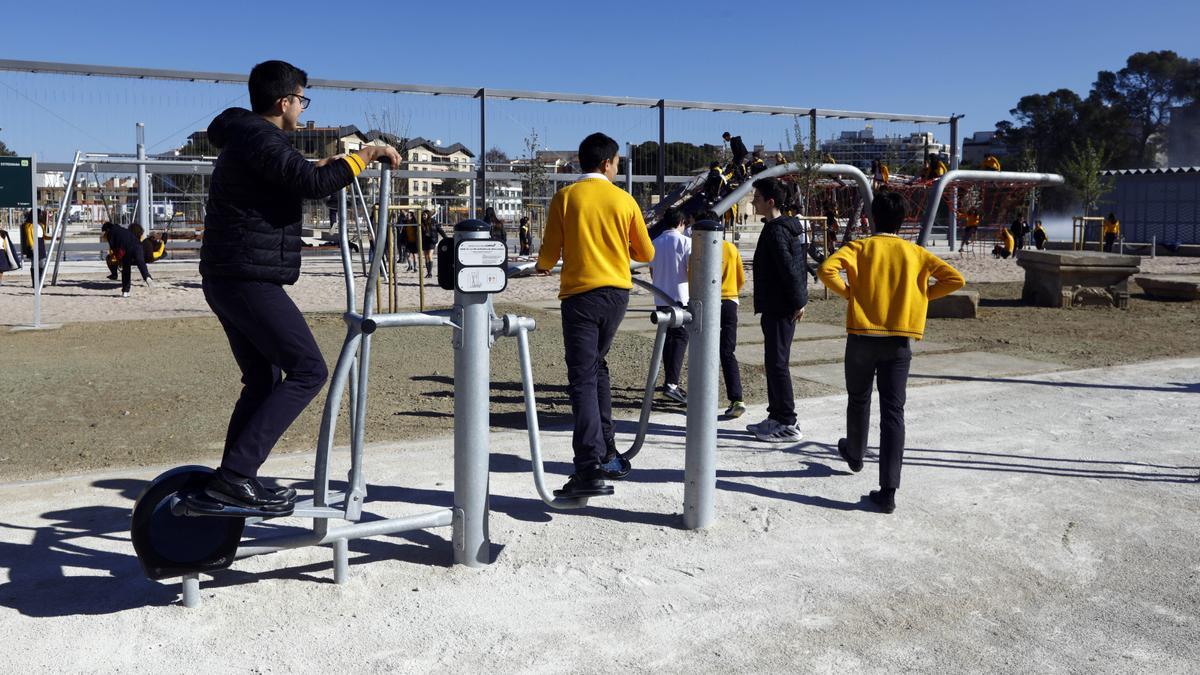 Varios jóvenes subidos en las máquinas deportivas el día de la inauguración de la nueva zona del Pignatelli