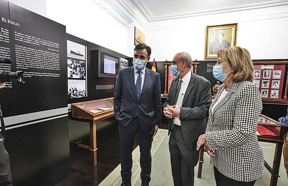 Jesús Javier Perea, Ernesto Casanova y Delia Losa observan los paneles de la nueva sala.