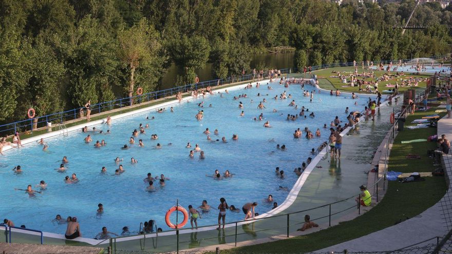 Bañistas en las piscinas de Oira, este sábado.