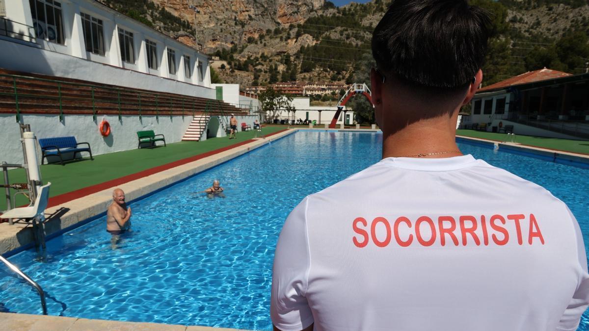 Un socorrista este verano en la piscina municipal José Trenzano de Alcoy