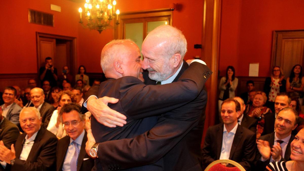 Domènec Espadalé abraçant Jaume Fàbrega el 7 de juny de 2019 el dia que es va produir el relleu a la presidència de la Cambra de Comerç