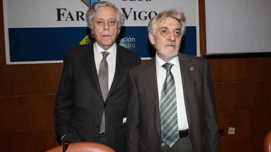 Miguel Ángel Aguilar (izquierda) fue presentado por el periodista Xosé María Palmeiro.  // Ricardo Grobas