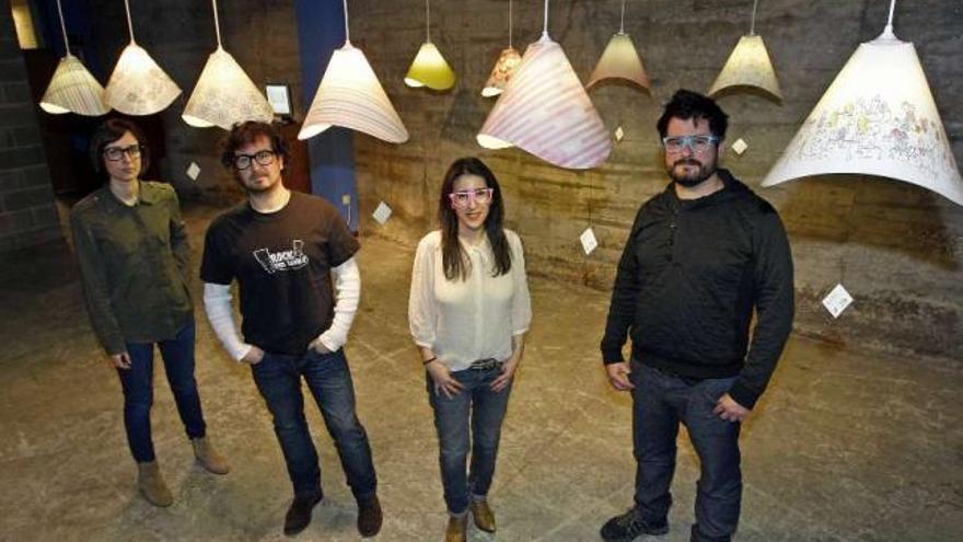 De izquierda a derecha, Nerea, Miguel, Sara y Xan, con las lámparas de la exposición. // Marta G. Brea