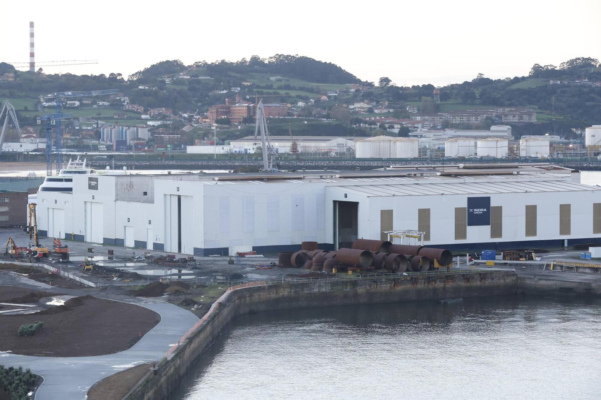 El paseo de Naval Azul completa su trazado peatonal y luce ya casi listo, solo pendiente de mobiliario: así avanza una obra clave para Gijón (en imágenes)