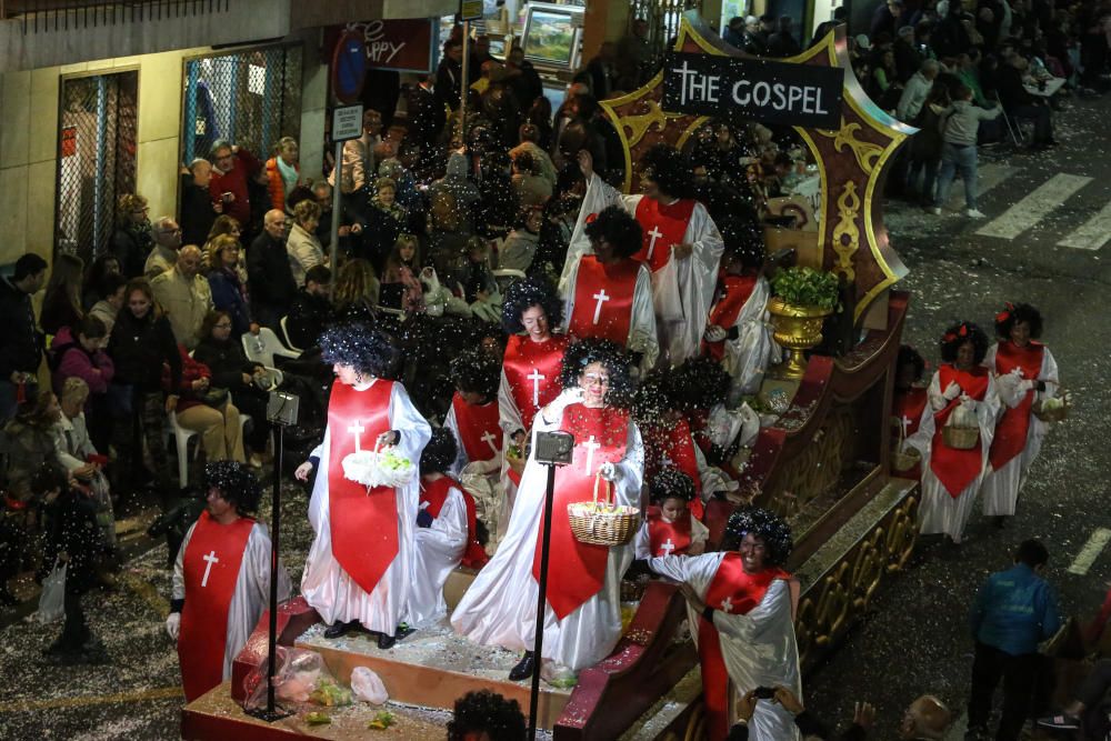 El desfile y el castillo de fuegos ponen fin a las fiestas patronales.