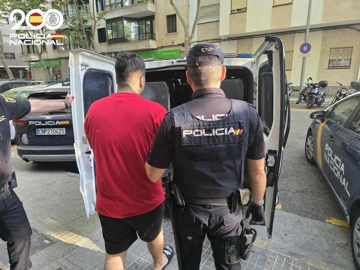 Encapuchados armados asaltan el piso de unos narcos para robarles la droga en Palma