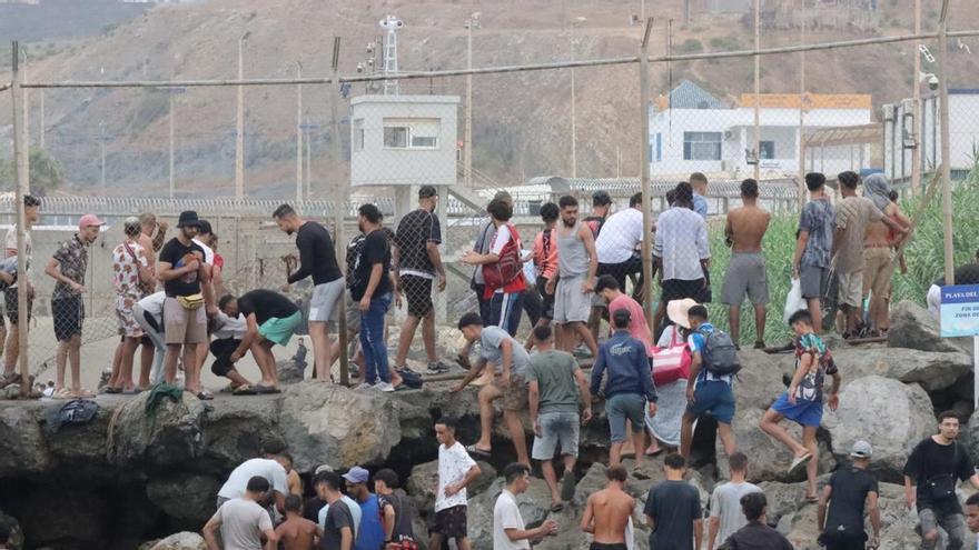 MELILLA MIGRANTES MARRUECOS | Decenas de personas asaltan el paso fronterizo de Beni Enzar entre Marruecos y Melilla