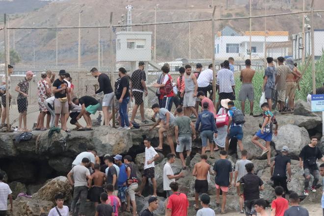 ¿Qué ocurrirá con los migrantes que han entrado en Ceuta y Meilla? La ley avala su expulsión pero se precisa identificar y la colaboración de Marruecos