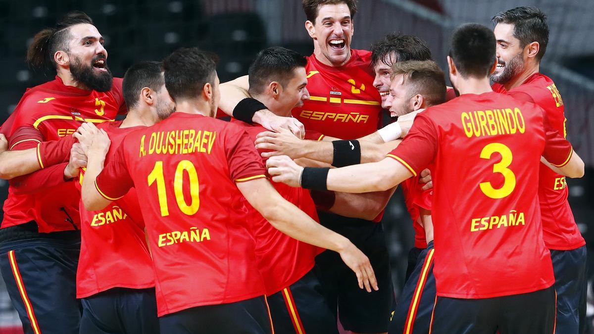 Celebración del equipo español de balonmano en Tokio.