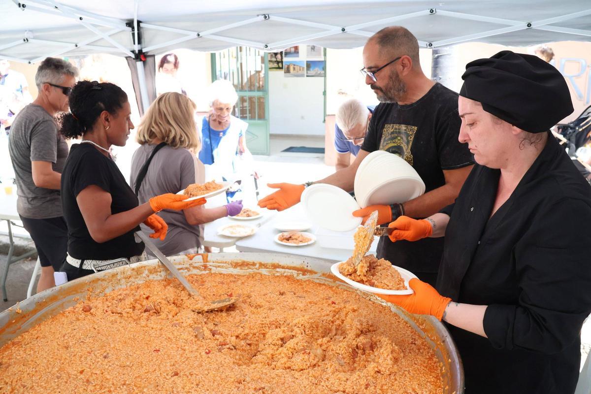 Los vecinos de Los Bloques degustan un arroz a la zamorana en las fiestas