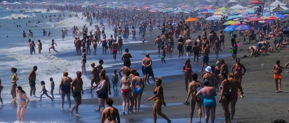 Las playas de Málaga llenas en el fin de semana de inicio de las vacaciones de agosto.