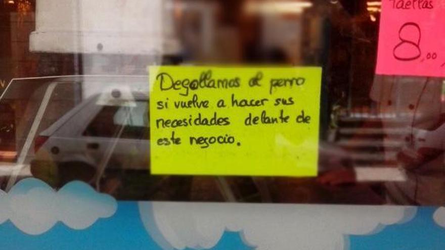 Una carnicera de Tenerife amenaza con matar a los perros que defecan ante su tienda