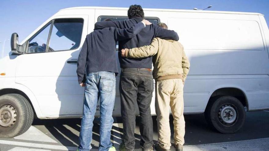 Uno de los acusados de secuestrar a indigentes (centro), junto a dos amigos que defendieron su inocencia.