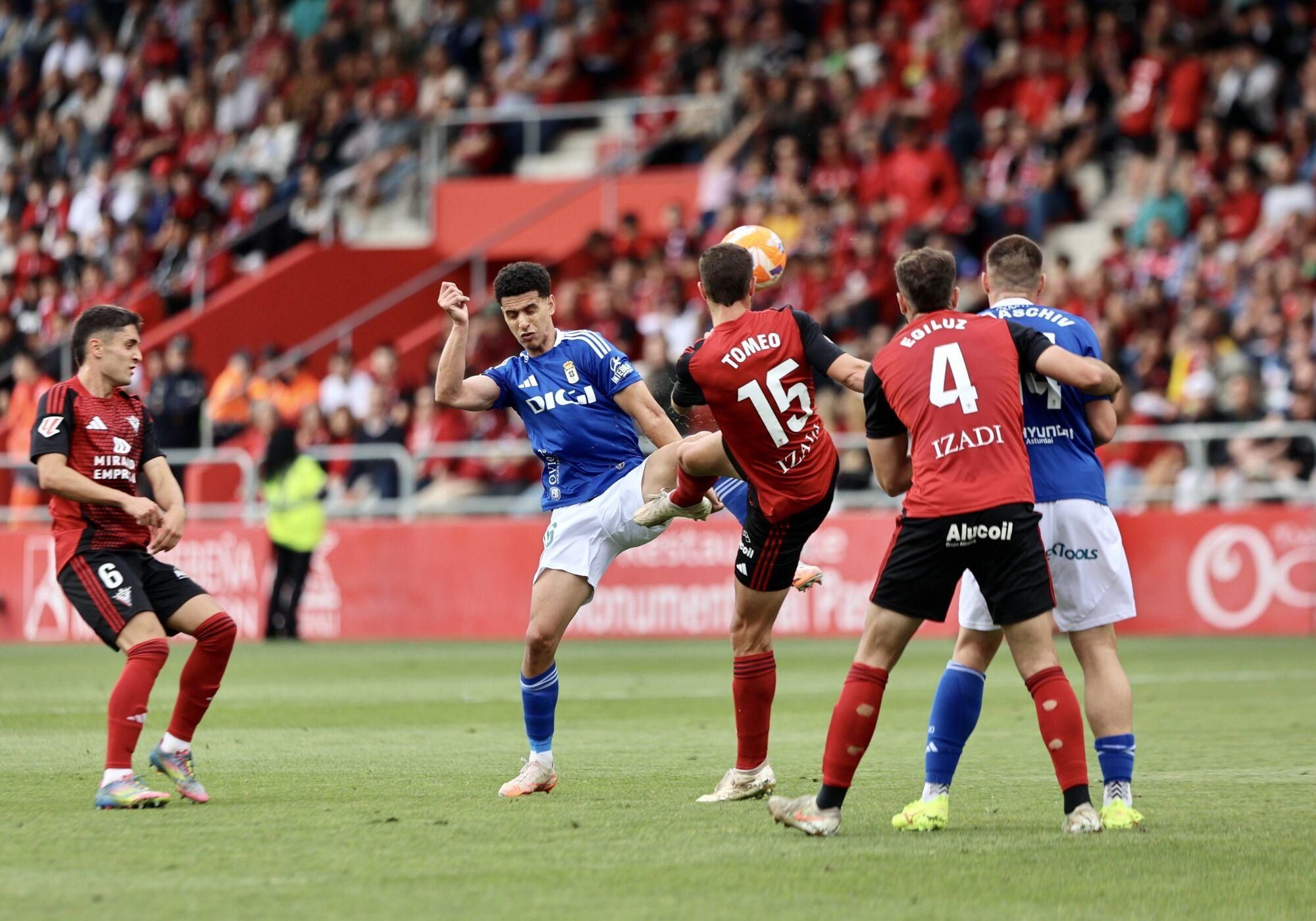 EN IMÁGENES: Ambientazo en el primer partido de la final por el ascenso a Primero entre Mirandés y Real Oviedo
