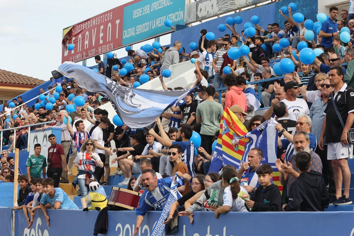 Afición del Alcoyano animando a su equipo