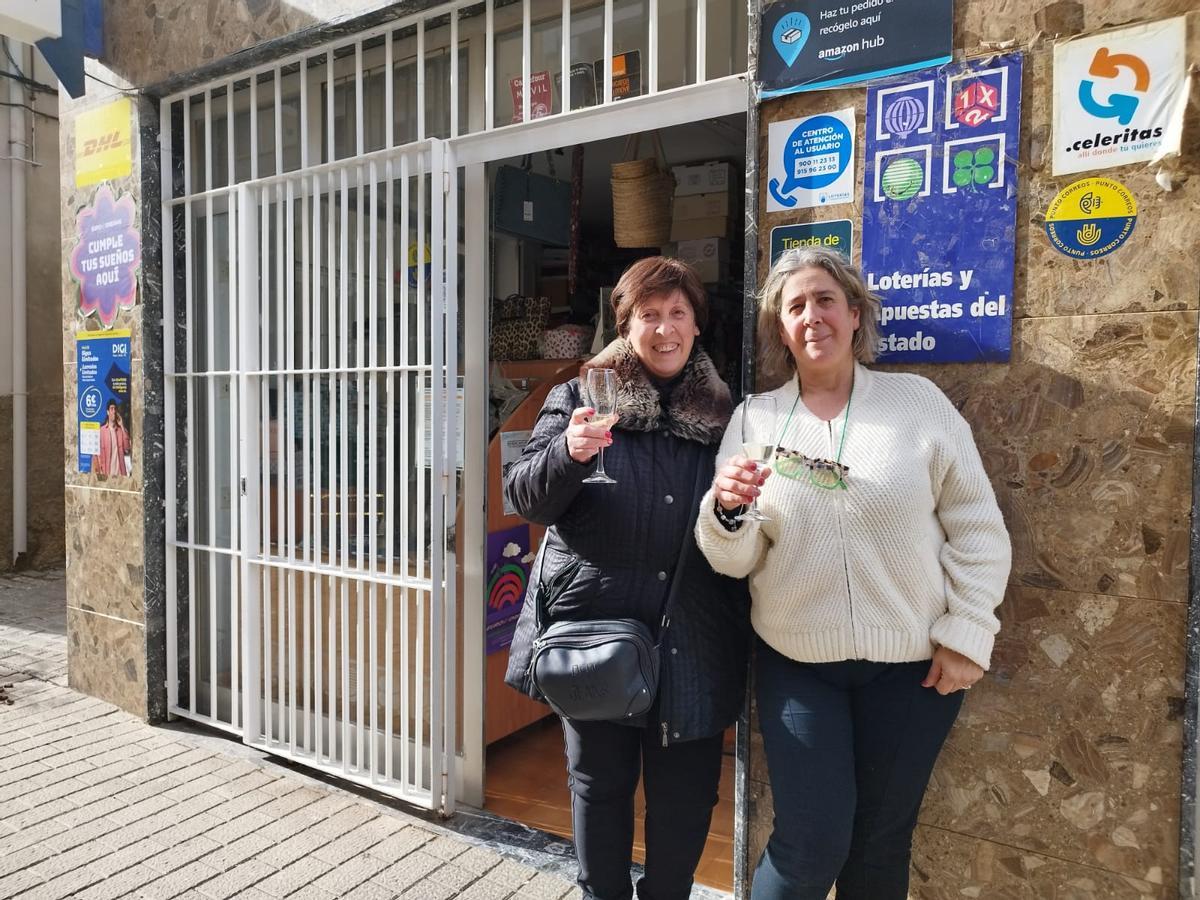 La propietaria de la tienda de Castelló de Rugat donde se ha consignado el primer premio, a la derecha, junto a su hermana.