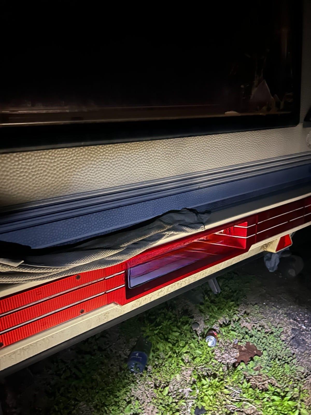 Vehículos en estado de desguace en un terreno de Ingenio