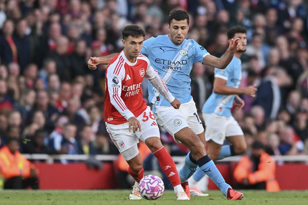 LONDON (United Kingdom), 21/09/2025.- Martin Zubimendi of Arsenal (L) in action against Rodri of Manchester City during the English Premier League soccer match between Arsenal FC and Manchester City, in London, Britain, 21 September 2025. (Reino Unido, Londres) EFE/EPA/VINCE MIGNOTT EDITORIAL USE ONLY. No use with unauthorized audio, video, data, fixture lists, club/league logos, 'live' services or NFTs. Online in-match use limited to 120 images, no video emulation. No use in betting, games or single club/league/player publications