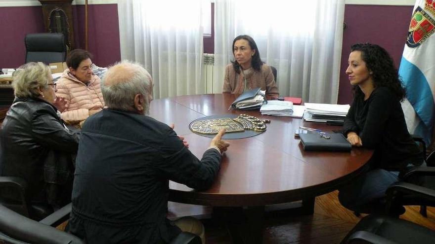 Portavoces vecinales de Cantodarea con la alcaldesa y la concejala Marián Sanmartín. // S.A.