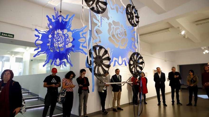 Responsables institucionales y artistas en el Centro de Arte, ayer, junto a &quot;Electric Slime&quot;, la pieza que Marián Garrido desarrolló con una beca de residencia en Laboral.