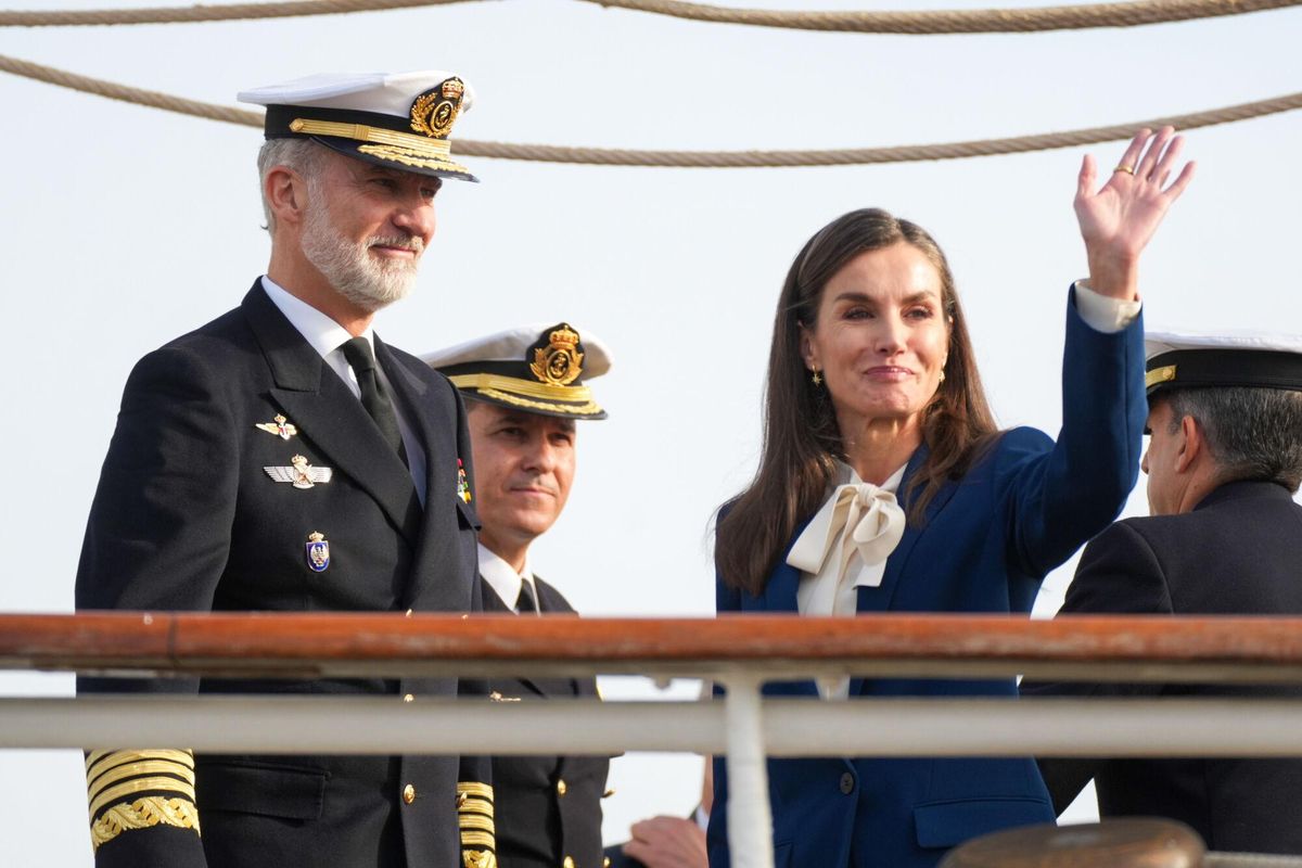 Los Reyes Felipe VI y Letizia Ortiz, se despiden de la Princesa de Asturias, Leonor de Borbón antes de la partida de embarcar en el Juan Sebastián Elcano. A 11 de enero de 2025 en Cádiz, Andalucía (España). Los Reyes Felipe VI y Letizia, junto a la ministra de Defensa, Margarita Robles, presiden el acto de despedida del buque escuela Juan Sebastián de Elcano en el Puerto de Cádiz. En esta ocasión histórica, la Princesa de Asturias, Leonor de Borbón, embarcará como guardiamarina de primero. El evento contará también con la presencia del presidente de la Junta de Andalucía, Juanma Moreno. 11 ENERO 2025 Francisco J. Olmo / Europa Press 11/01/2025. FELIPE VI;LETIZIA ORTIZ;Francisco J. Olmo;category_code_sho;