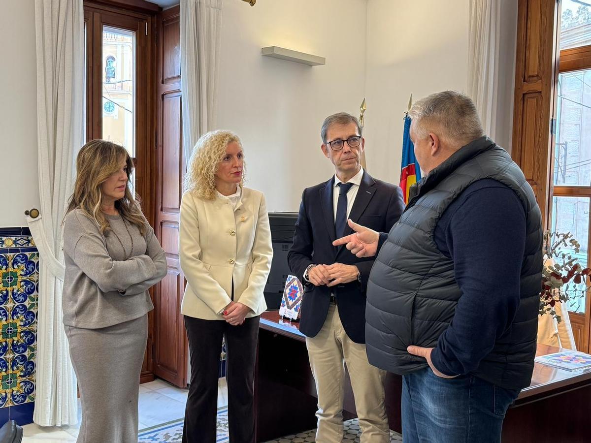 Pedro Cuesta y la alcaldesa Montañana con representantes del Consell.
