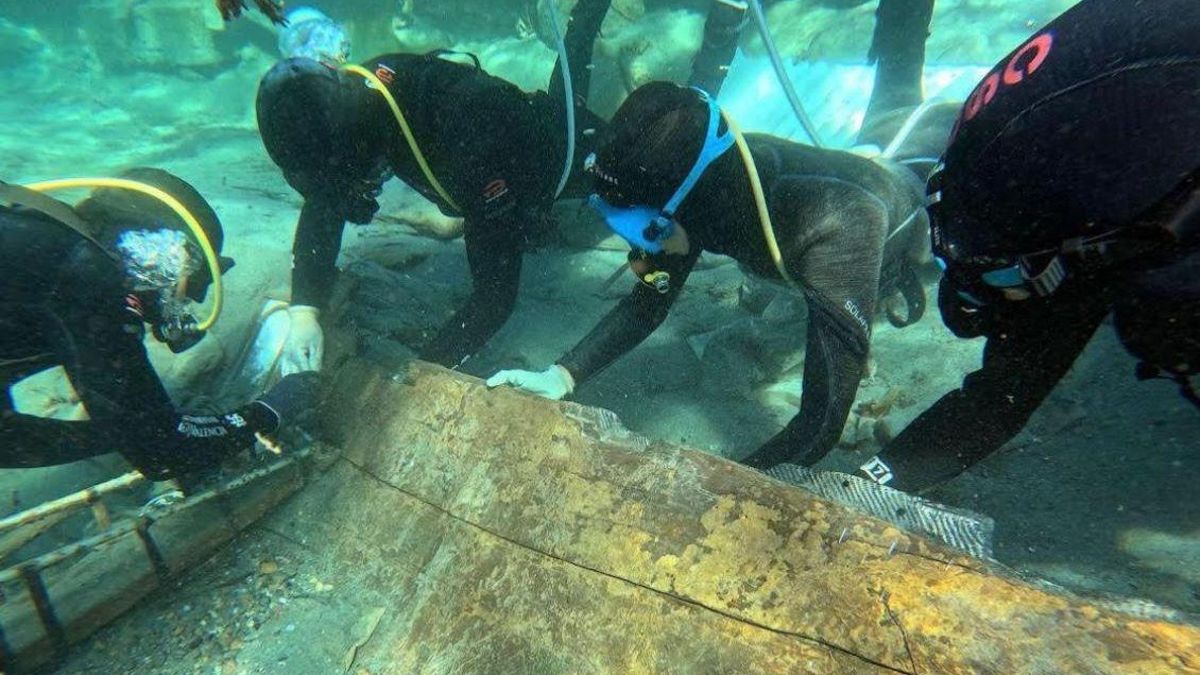 Expertos trabajan bajo el mar junto a la joya fenicia hundida en aguas de Mazarrón.