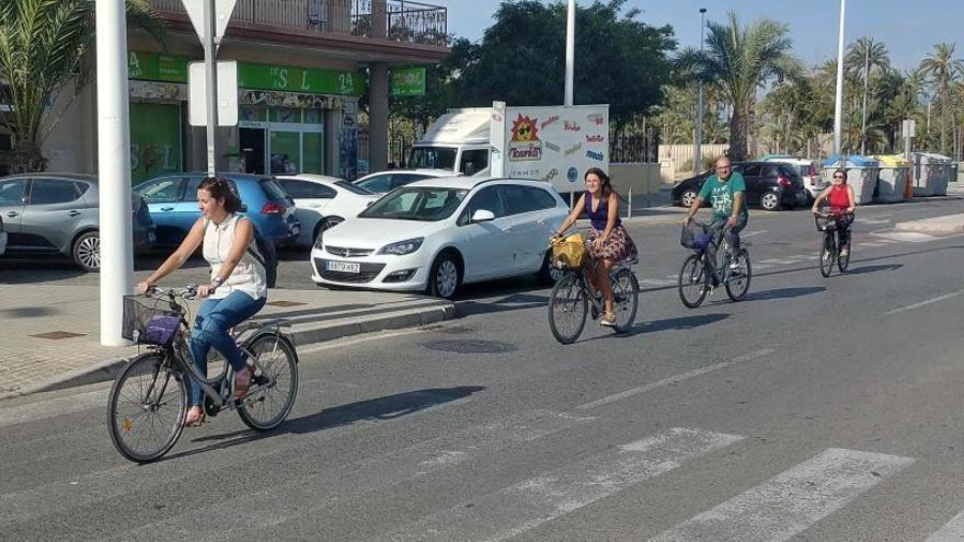 Miembros del Ayuntamiento de Elche han inaugurado la nueva estación de Bicielx, situada en la Avenida El Altet.