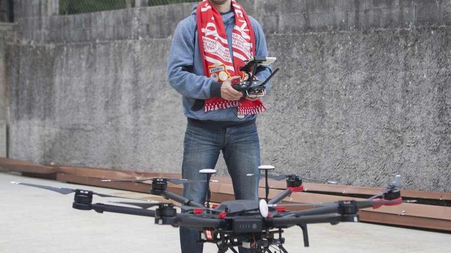 Javicho, ayer, en las instalaciones de Worldrone en A Estrada. // Bernabé/Ana Agra