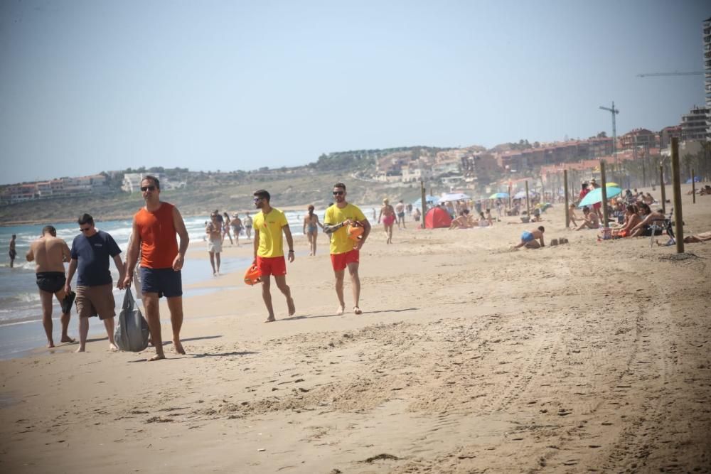 Los arenales de la capital están abiertos al baño desde hoy, sin franjas horarias y con menos medidas de seguridad de las anunciadas por el Ayuntamiento.