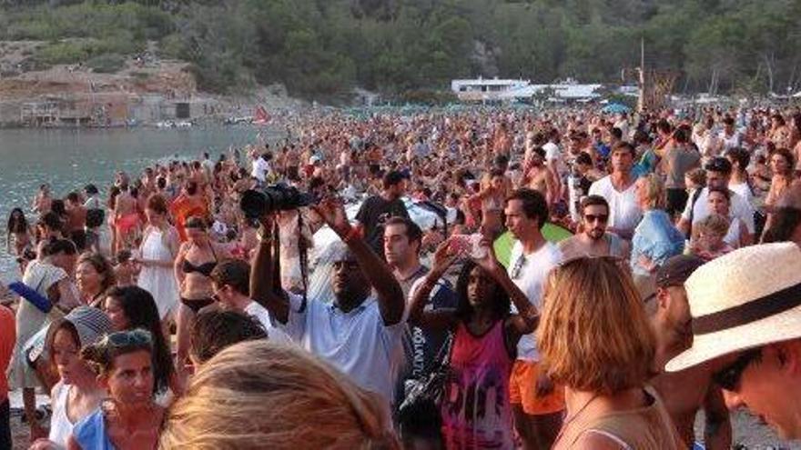 Imagen de archivo de la fiesta de los tambores, que empezó a celebrarse durante la luna de llena de agosto como una cita mundial por la paz hasta convocarse todos los domingos de verano .