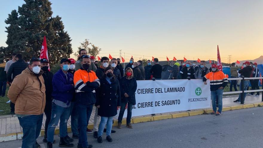 La diputada, los concejales de Sagunt y los empleados de Pikington reivindicando sus puestos