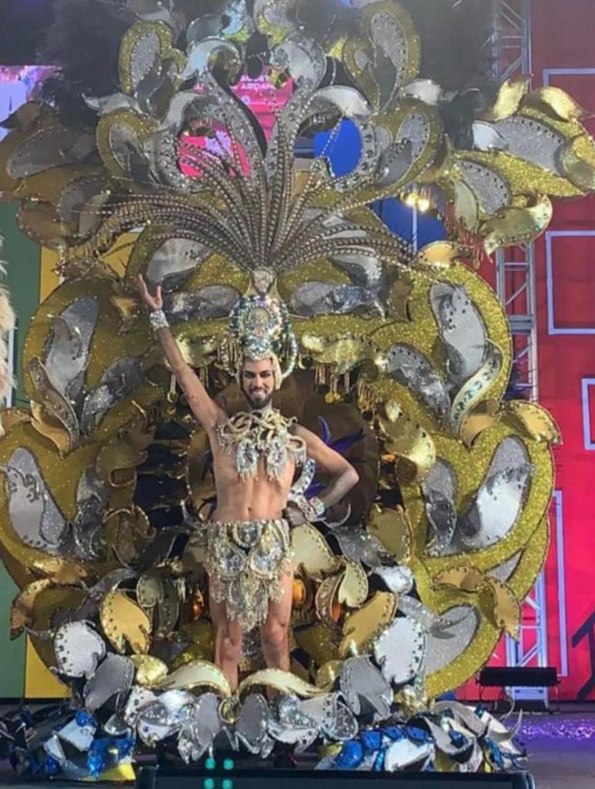 Yosxu Riverol desfila con su propia fantasía.