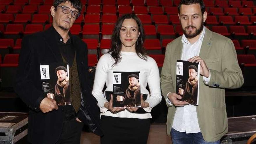 M. Xestoso, Vanesa Sotelo y Roberto Pascual, con la revista. // R.G.