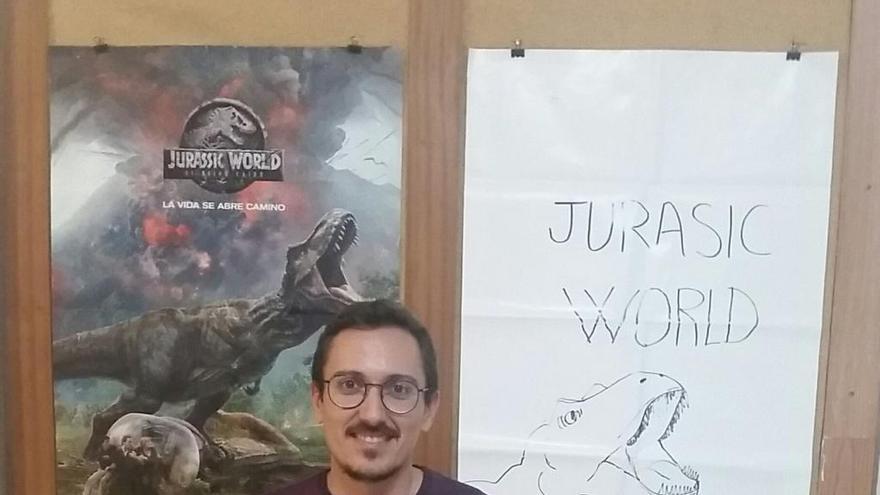 Enrique recibe el póster firmado de Jurassic World