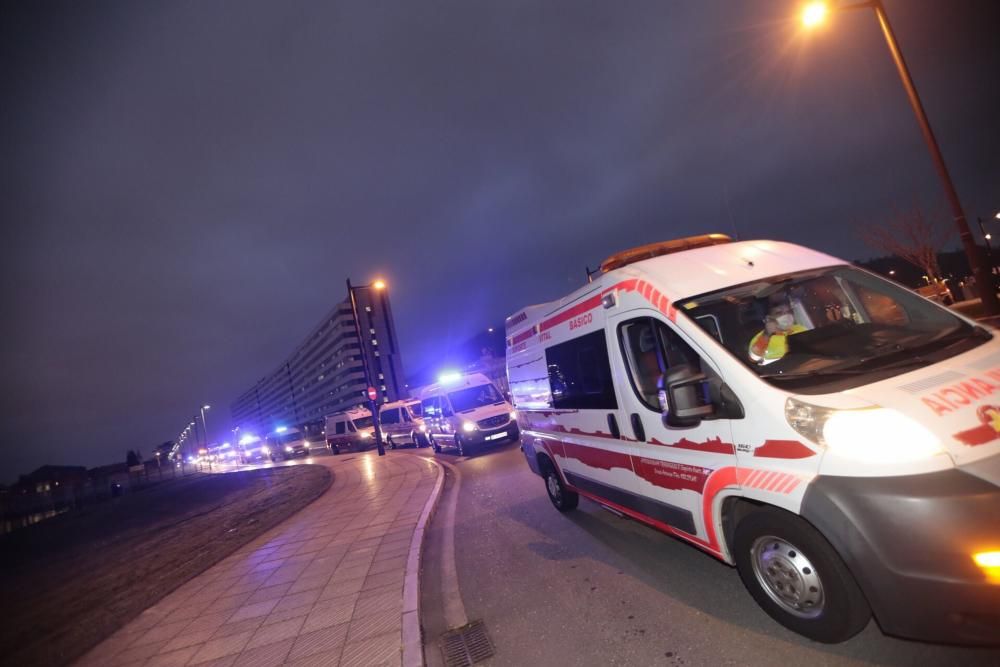 Homenaje de Policía, Guardia Civil y Bomberos al personal sanitario del HUCA