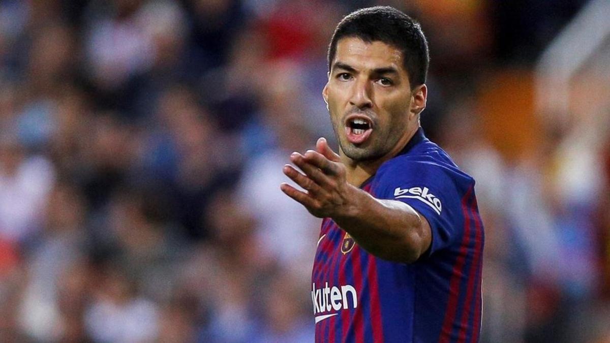 Luis Suárez protesta en un lance del partido Valencia-Barça.