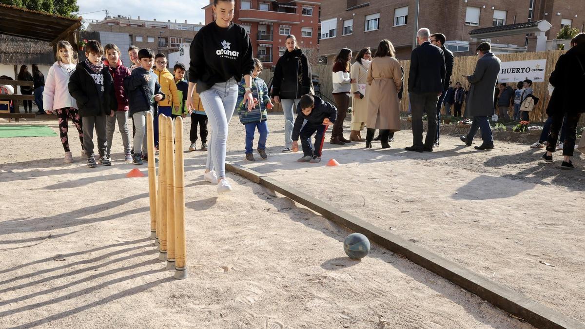 Escolares aprenden a jugar a los bolos huertanos en Santiago y Zaraíche.