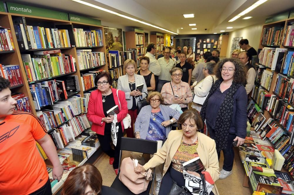 Firma de libros del Padre Ángel en Mieres