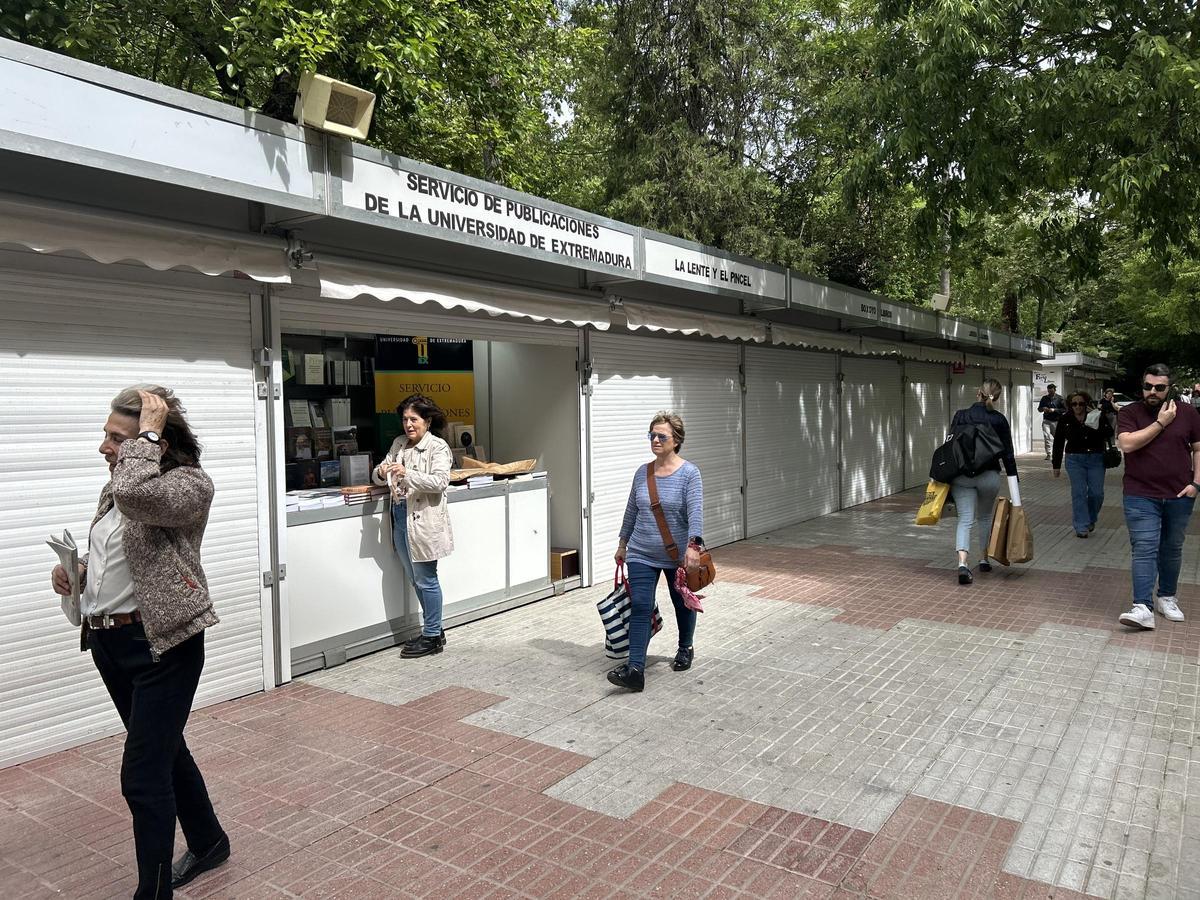 Fotogalería | Todo listo para el arranque de la Feria del Libro de Cáceres Fotogalería | Todo listo para el arranque de la Feria del Libro de Cáceres