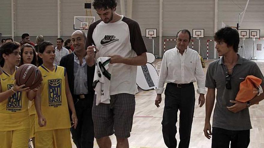 Gasol firma autógrafos a los participantes en el campus en presencia de Ripoll.