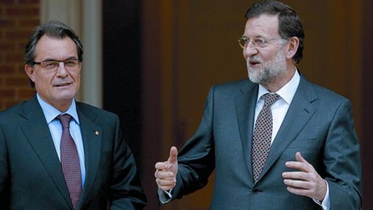 Artur Mas y Mariano Rajoy, ayer, poco antes de la reunión de casi dos horas que mantuvieron en el palacio de la Moncloa.