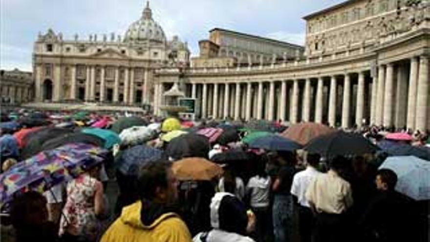 El Vaticano suspende a un prelado que confesó su homosexualidad en televisión