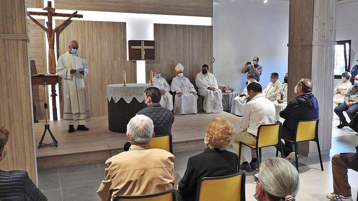 El obispo y los párrocos asistieron a la inauguración del centro en Barrocás.   | // FERNANDO CASANOVA