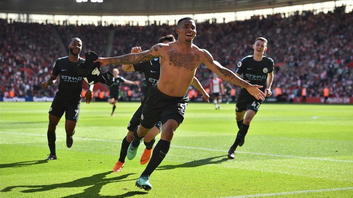 Gabriel Jesus, sin camiseta, celebra el gol al Southampton en el minuto 93 que permitía al Manchester City llegar a 100 puntos.